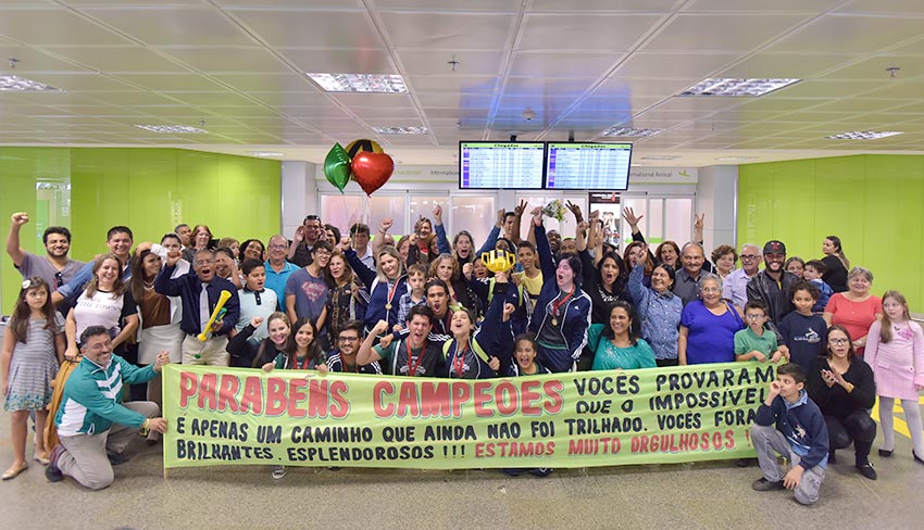 Sob aplausos, alunos da LegoField desembarcam em Brasília