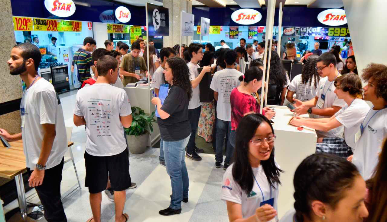 Alunos do Sesi-DF vivem dia de empreendedor em feira