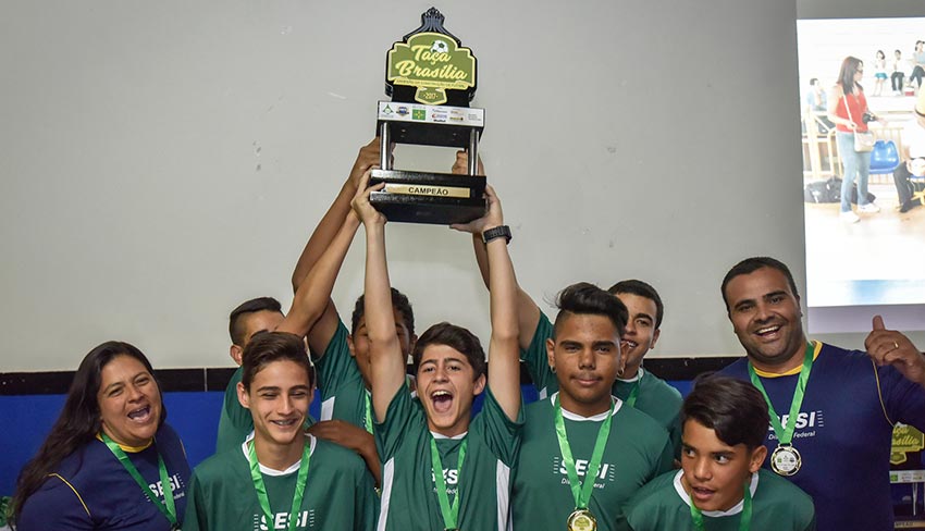 Seleção de futsal do Sesi-DF recebe dois troféus na Taça Brasília