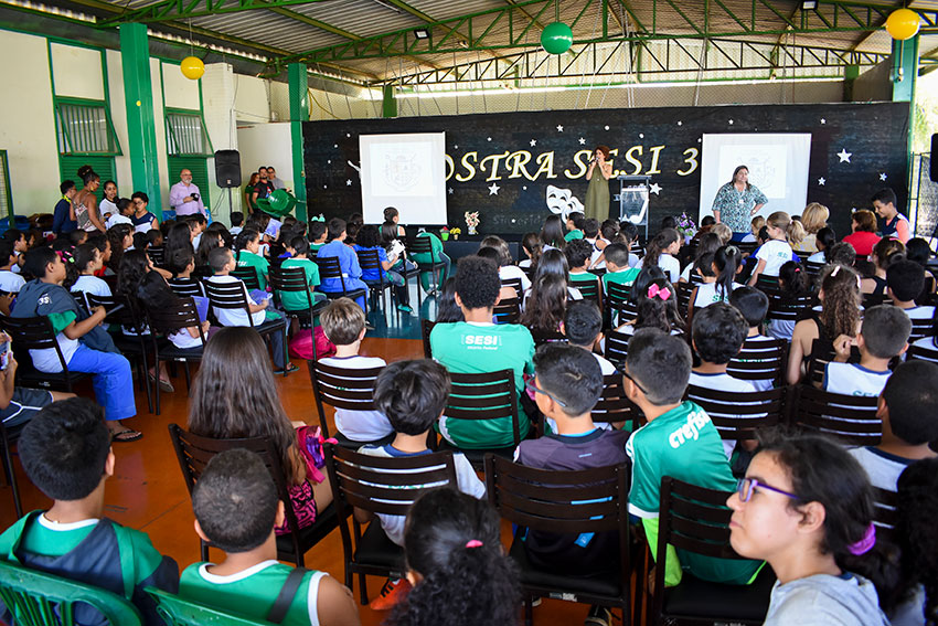 Intérprete Glaucia Nasser canta Brasília para alunos do Sesi Gama