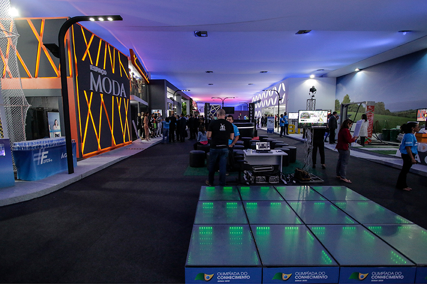 Participantes do Enai 2018 visitam a Olimpíada do Conhecimento