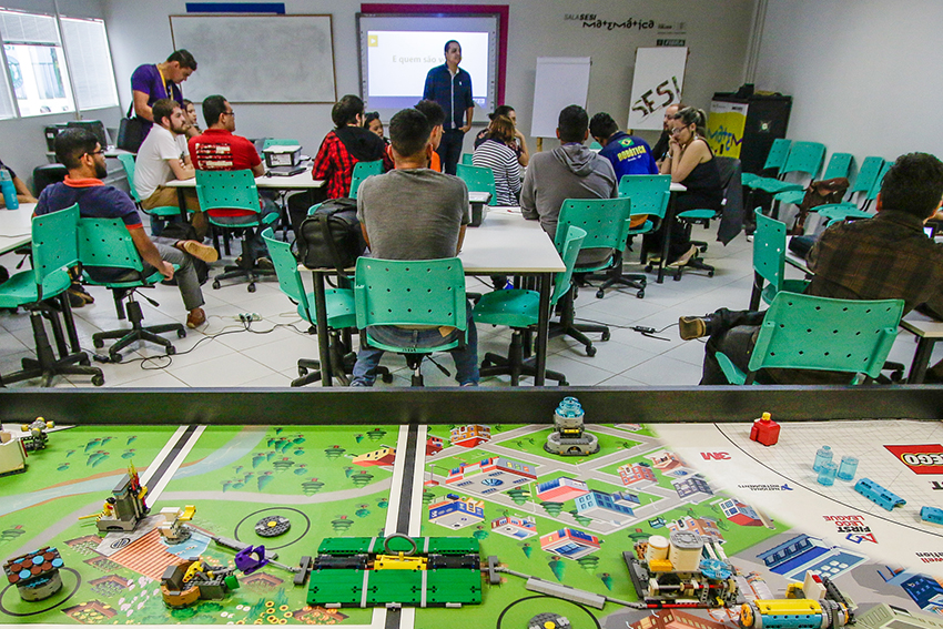 Técnicos de robótica do DF capacitam-se no Sesi Taguatinga