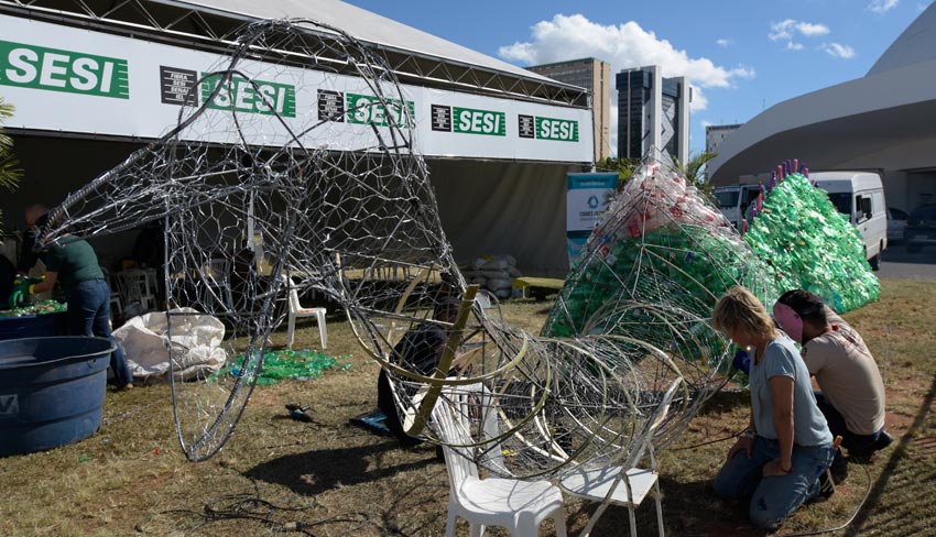 Escultura de dinossauro de lixo alerta sobre danos do plástico ao planeta