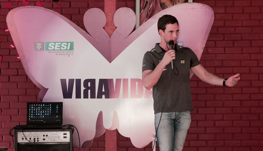Lucas Foresti visita o Espaço Vira Vida no Distrito Federal