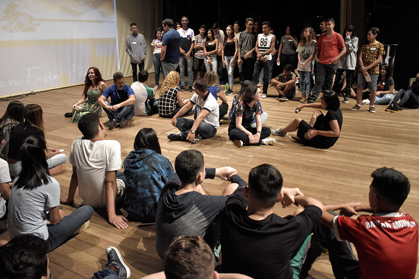 Sesi Taguatinga recebe alunos com peça de teatro