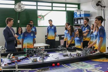 Dias antes de competir na Austrália, Albatroid recebe visita da embaixada