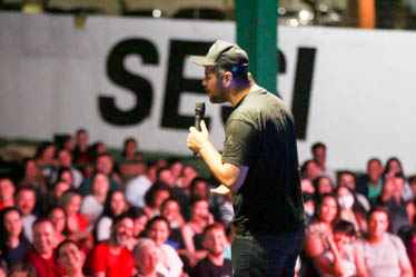 Victor Sarro anima noite de stand-up no Sesi Gama