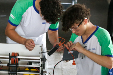Conheça as equipes que defendem o Sesi-DF e o Senai-DF na temporada 2025/2026 da First Robotics Competition